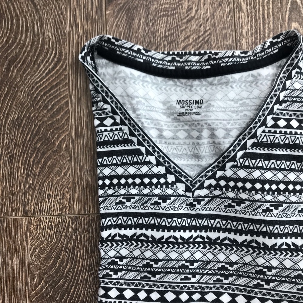 💥4/$25💥 Black and White Tribal Pattern Shirt